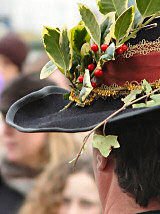 Tudor hat with holly